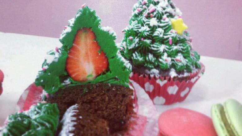 圣诞草莓心  圣诞树杯子蛋糕,填上草莓，用WILTON32号花嘴 裱上奶油。