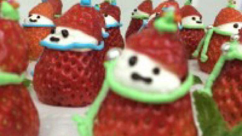 各种草莓圣诞雪人,雪人的眼睛嘴巴就是巧克力点上去的。