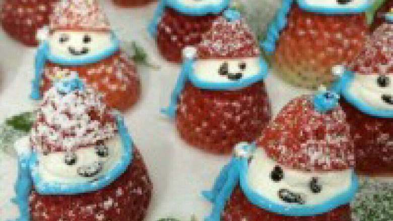 各种草莓圣诞雪人,淋上糖粉。