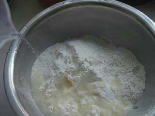 荷叶饼的做法,荷叶饼的家常做法,1. 面粉300克、盐放入盆里，冲入沸水；