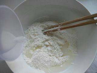 荷叶饼的做法,荷叶饼的家常做法,4. 面粉100克放入大碗里，加入凉水60克；