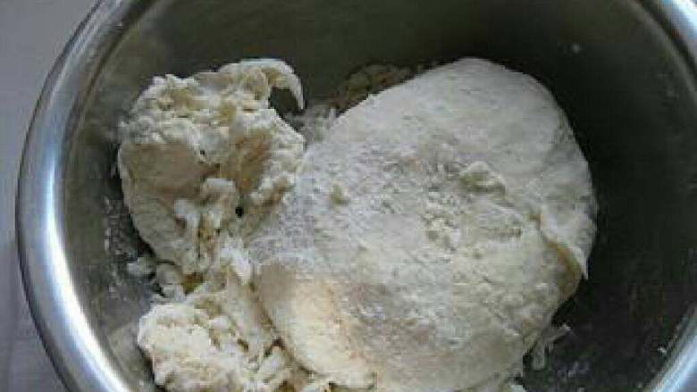 荷叶饼的做法,荷叶饼的家常做法,7. 放入用凉水调拌的面粉；