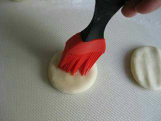 荷叶饼的做法,荷叶饼的家常做法,11. 取一个剂子压扁，刷少许的油；