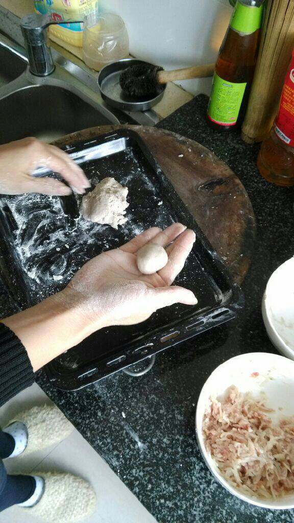 石城水饺(又名芋饺),手粘上干薯粉后取一小团芋艿面揉圆