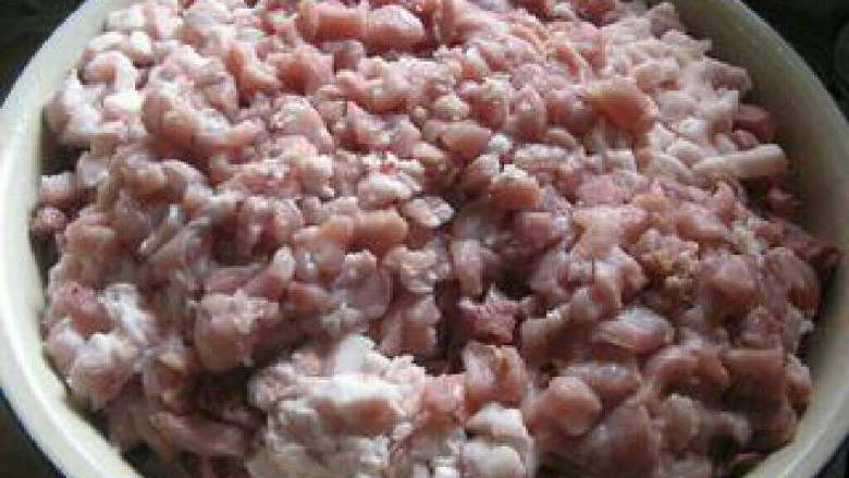 自制猪肉腊肠,1. 猪肉切成约1厘米左右大小 的丁