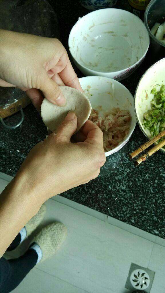 石城水饺(又名芋饺),用手做成小碗状，其间如会粘手就用手再粘些干粉。