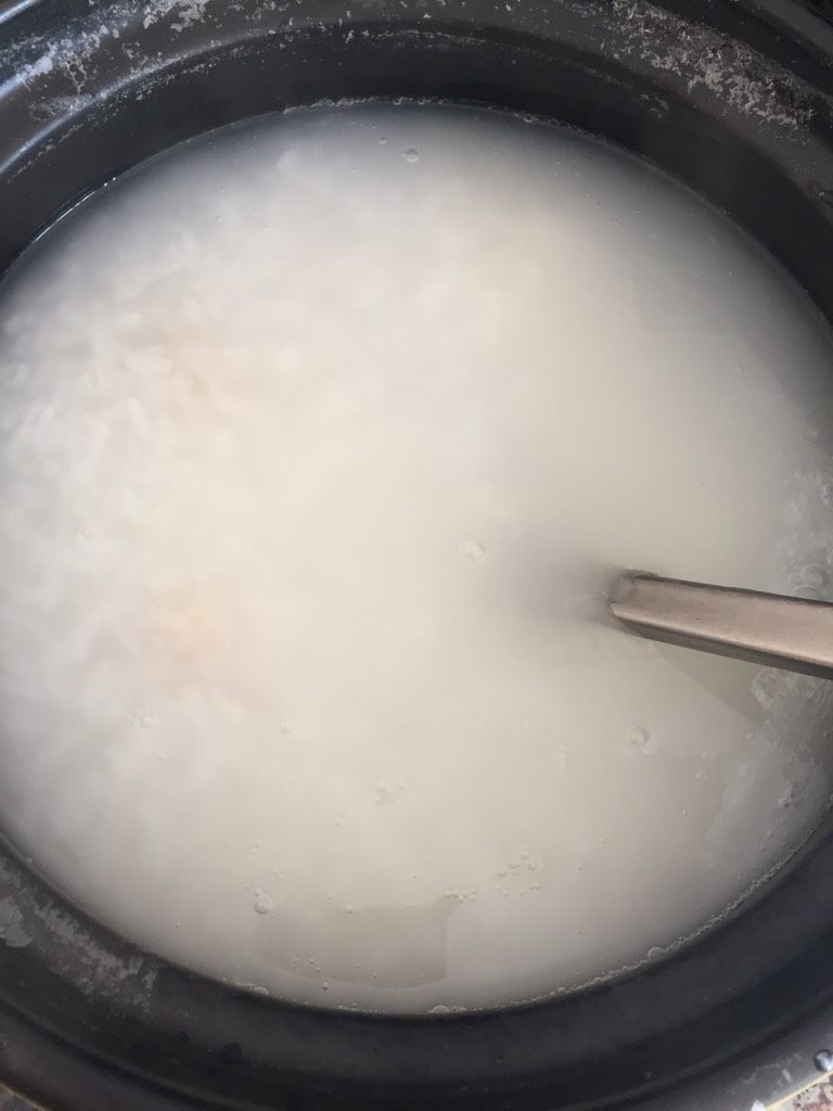 明虾鲍鱼粥,大米提前泡一个小时，锅里放入水，大米：水=6:1。锅里烧开水放大米中火煮十分钟改小火，加入干贝。煮到米汤粘稠