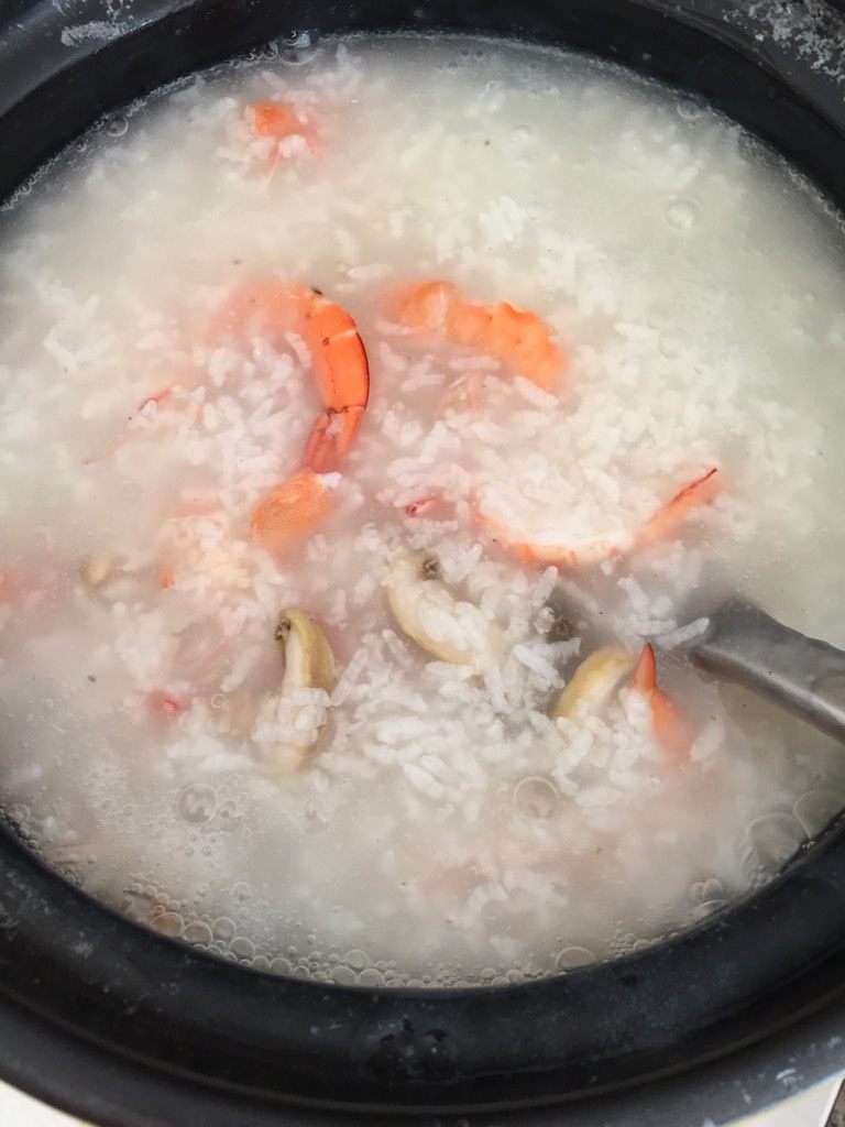 明虾鲍鱼粥,待粥煮到差不多了，加入鲍鱼 明虾，煮一分钟加入适量调味料