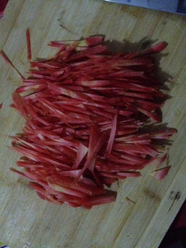 炒红萝卜,如图红萝卜切丝