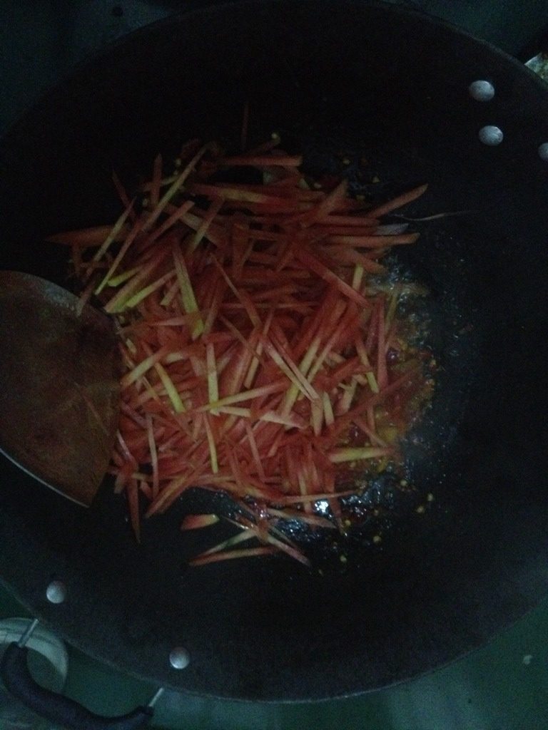 炒红萝卜,如图辣椒炒出香味放红萝卜丝