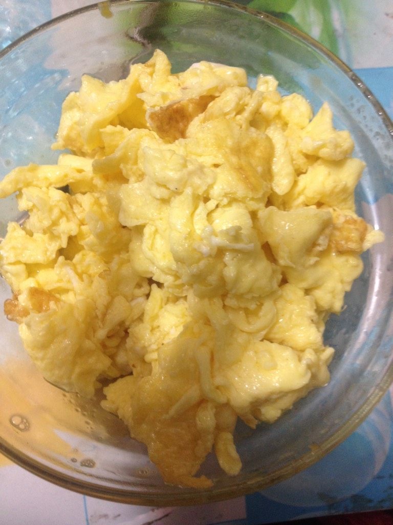 虾仁炒鸡蛋,如图先把鸡蛋炒熟，盛出