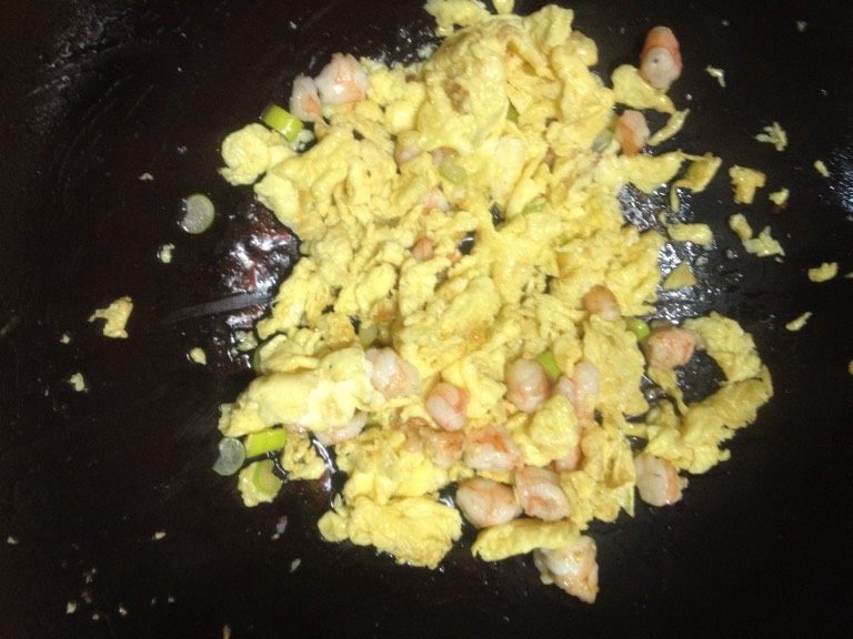虾仁炒鸡蛋,如图待虾仁变色，放入炒好的鸡蛋，不要放盐，煸炒几下即即可