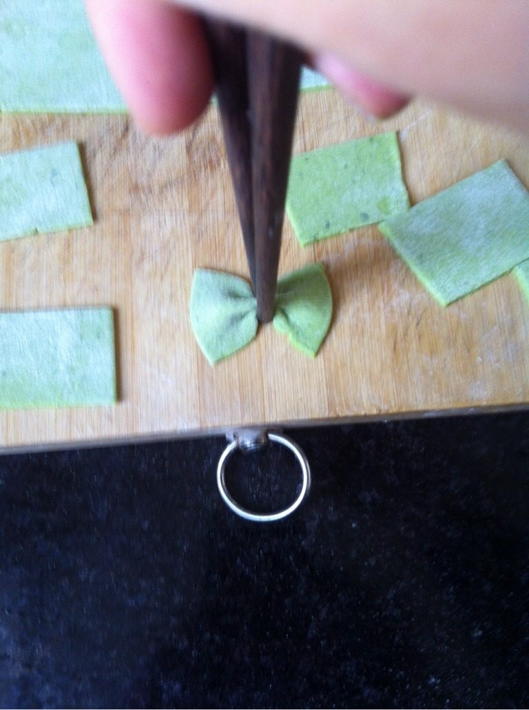 自制蝴蝶面,取切好的小面片，用筷子一夹就成了蝴蝶结