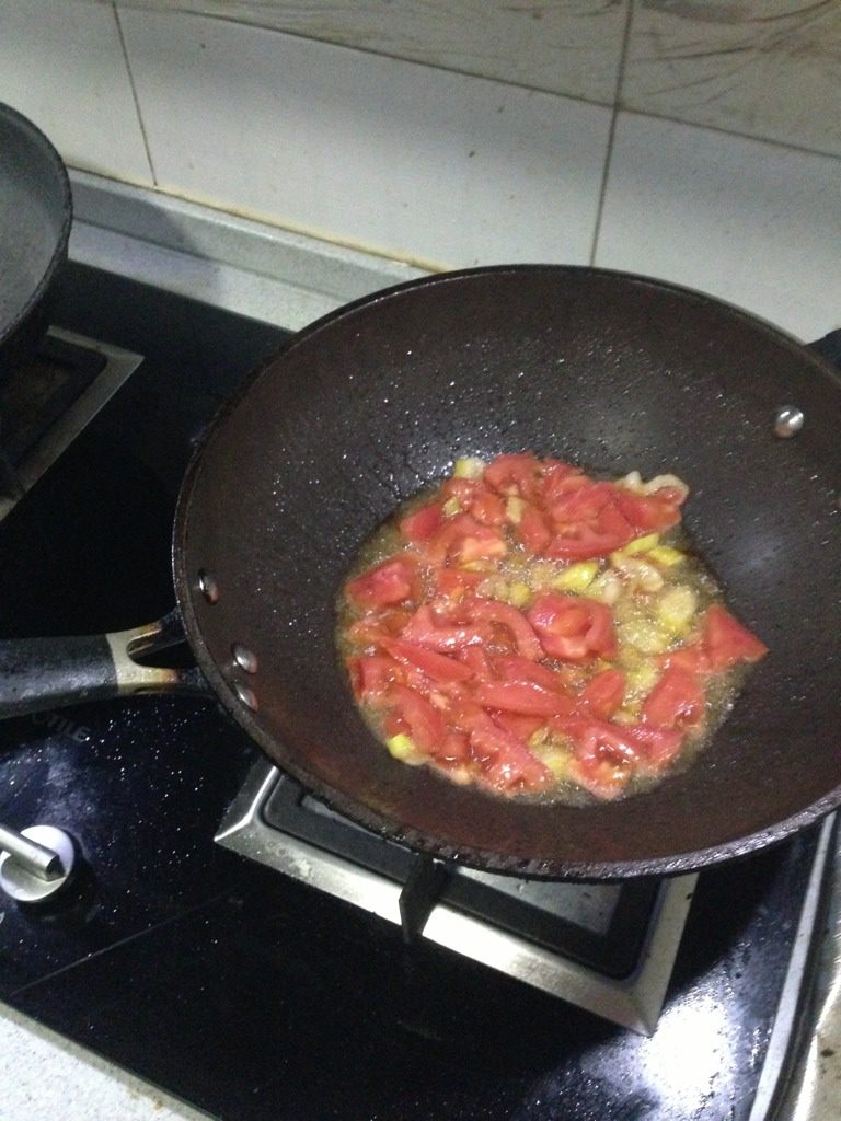 素炒茄子,葱花呛锅后放入西红柿