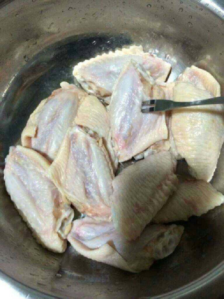 自制【奥尔良鸡翅】,在把鸡翅用叉子叉出孔腌制的时候好入味。