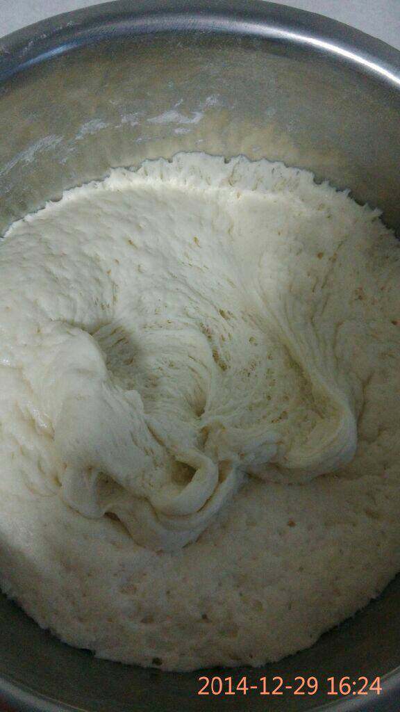 豆沙饼,将面揉成光滑的面团进行发酵，