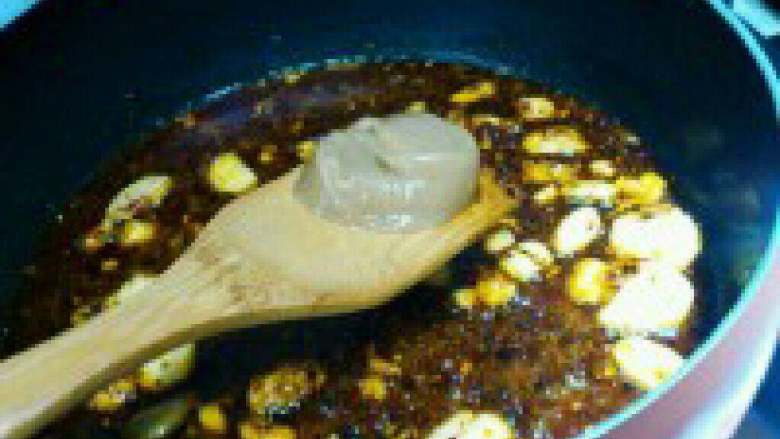 自制【红油火锅】,加入高汤，没有高汤也没有关 系，放入一盒浓汤宝提鲜味！