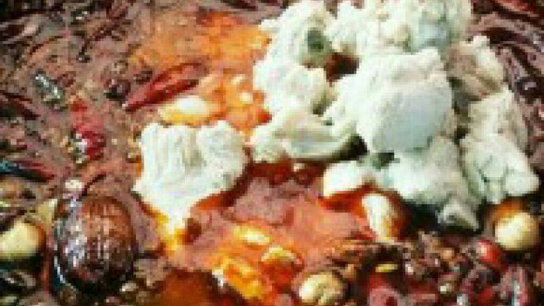 自制【麻辣火锅】,倒入利仁电火锅中可以加入排骨 和排骨汤了，再加一包德庄料包， 这样红油什么的就足了。