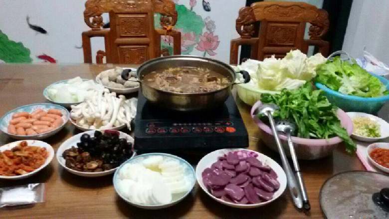 羊蝎子火锅,新鲜蔬菜、香菇、东瓜、萝卜等（依个人口味搭配）洗净切块装盘，待用。