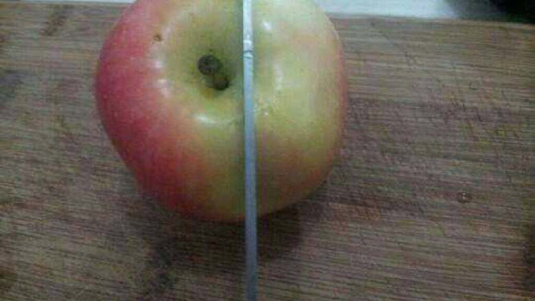苹果天鹅,用刀往右边切成两半。