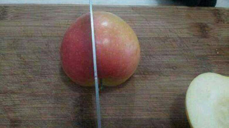 苹果天鹅,然后拿大的那一半，用刀往左边切一刀（不要切段）。