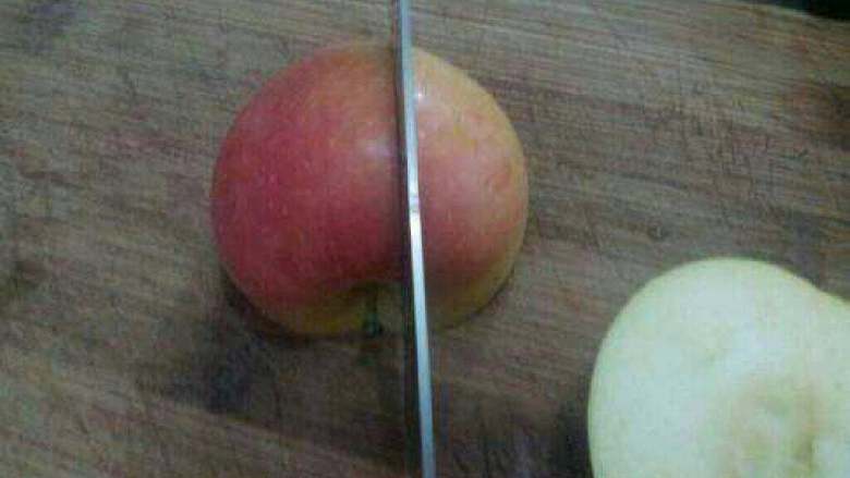 苹果天鹅,右边以切一刀（不要切段）。