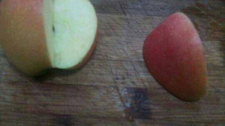 苹果天鹅,取出切开的苹果。