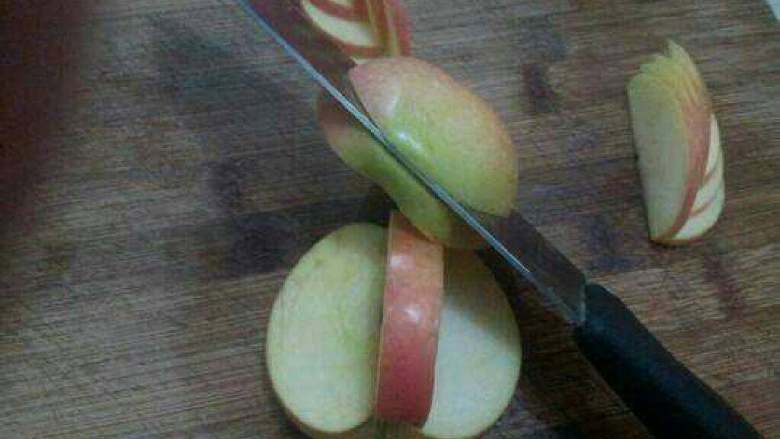 苹果天鹅,取第一步的三分之一苹果切成五六毫米厚度的苹果片。