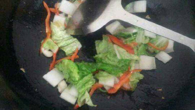 自创【家常豆腐】,在倒入白菜翻炒。