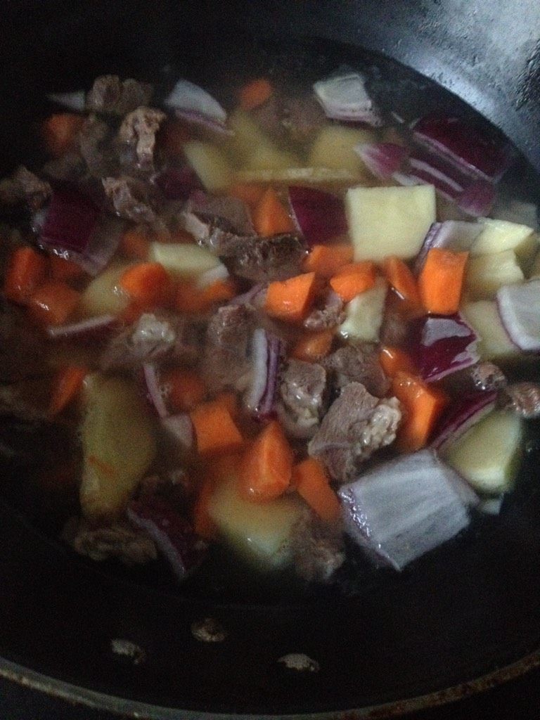 咖喱土豆牛腩,把牛腩倒入锅里、加入胡萝卜、土豆 洋葱煮至8成熟 