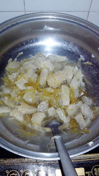 枸杞蜂蜜柚子茶,把泡枸杞的水连柚子一起下去小火煮，不用煮太久