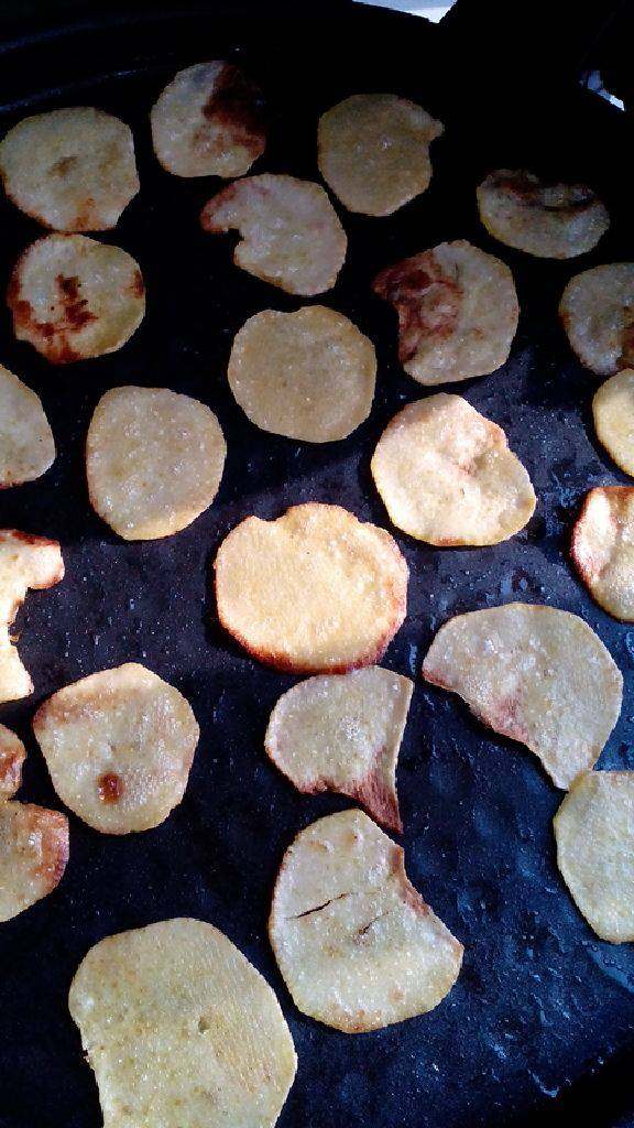香脆薯片,等薯片四周翘起时，翻过烤另一面，直到两面金黄，翻时感觉硬了，就取出用厨房纸吸去多余的油。