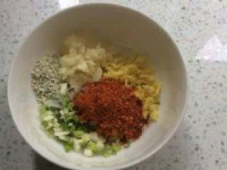 自制【香草酸汤火锅】,姜、蒜、香葱洗净切碎，加入辣椒粉、天鲜蔬。