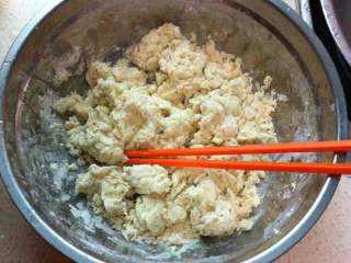 自制【小猪馒头】,准备好的面粉加酵母放适量水搅拌均匀。