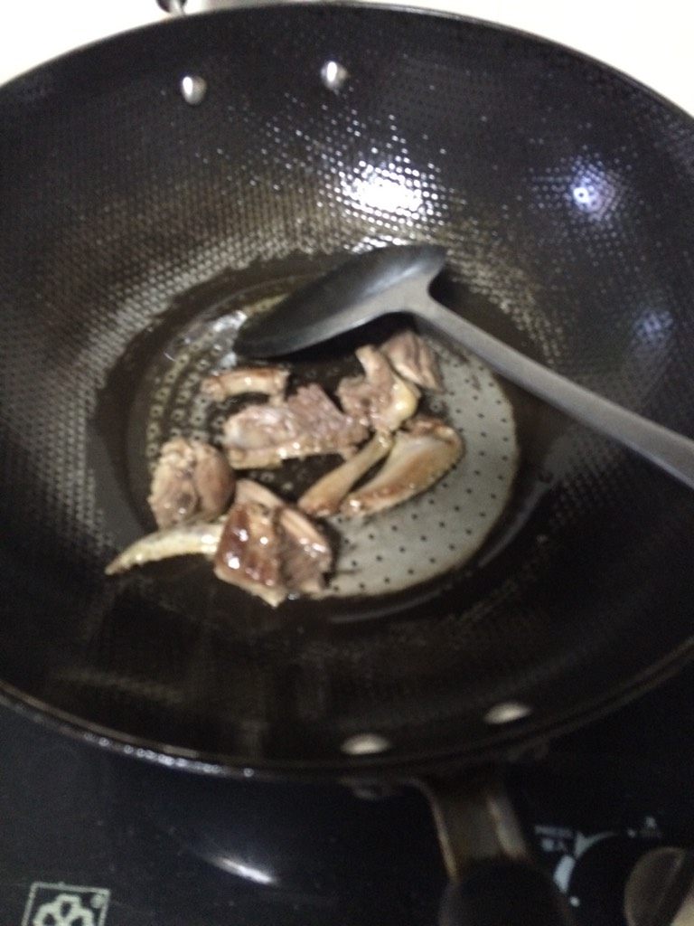 鸽子粥,锅生热下油，待油温热下入鸽子煸炒出色