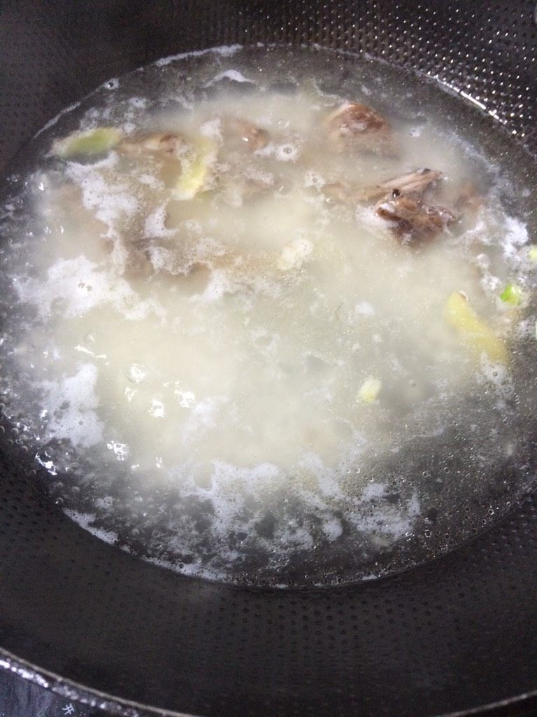 鸽子粥,倒入烧开的开水大火转中小火煮至粘稠后，调味，放少许盐，撒葱花即可！