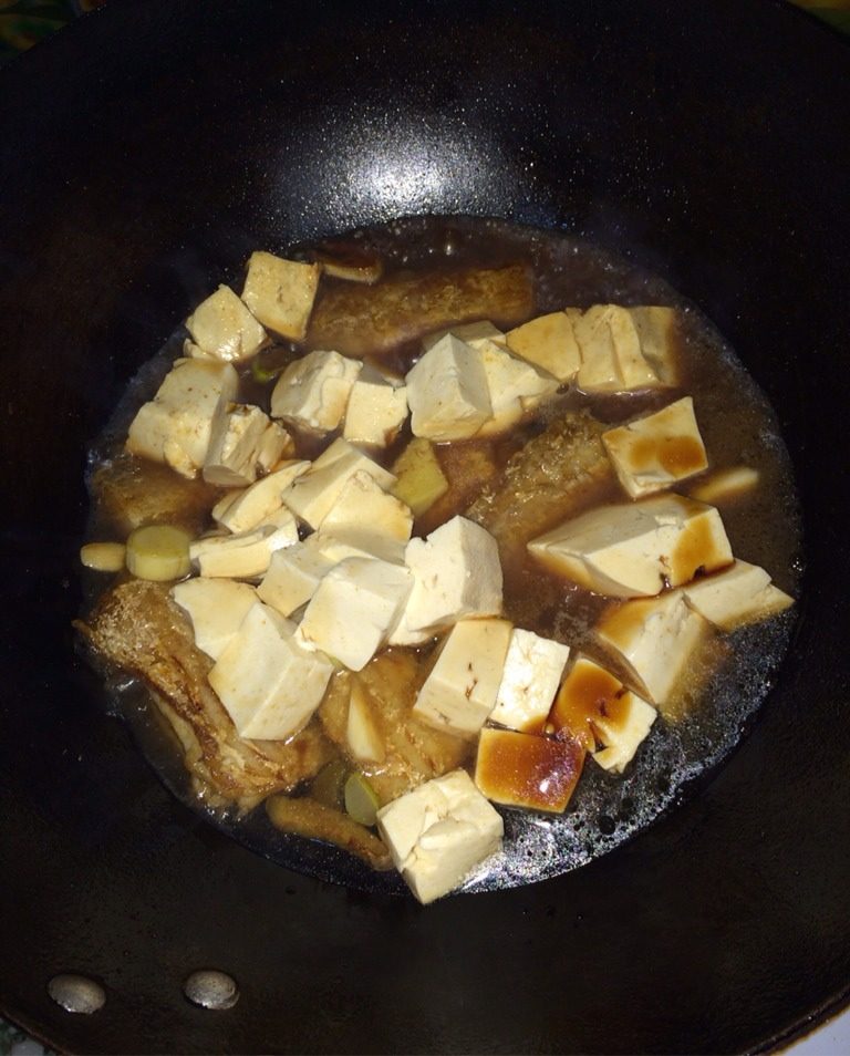 带鱼炖豆腐,喷洒料酒，酱油和陈醋，放入葱姜蒜，翻炒，上色均匀后，添一碗热水，刚刚没过鱼即可