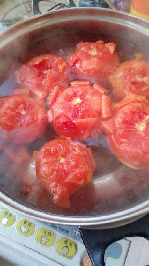 番茄沙司,<a style='color:red;display:inline-block;' href='/shicai/ 3551'>西红柿</a>洗净，切去蒂，开水煮三分钟，去皮。