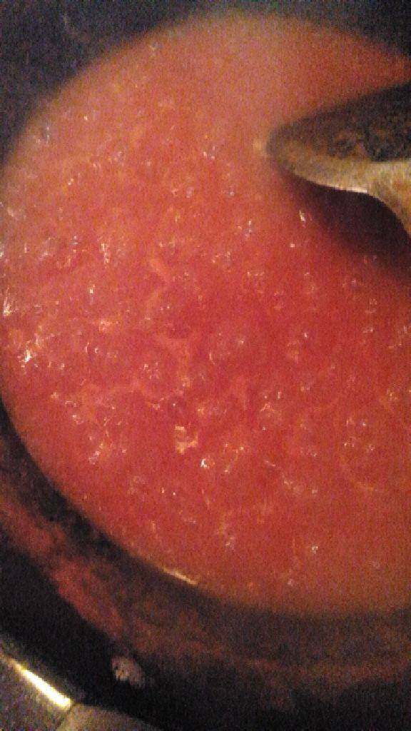 番茄沙司,这时候西红柿酱容易溅出来，小心烫伤。水汤汁下去了一半多，就关火，晾凉。