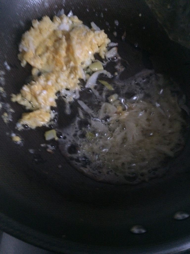 炒粉干,如图我偷懒就没有盛出蛋碎，可以盛出，底油炒香葱丝，这时候可以放火腿丝，我忘记了后面才放