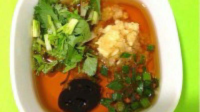 自制贵州【麻辣火锅】,准备好的油碟。里面有香油、蒜 茸、香菜末、葱花、蚝油。