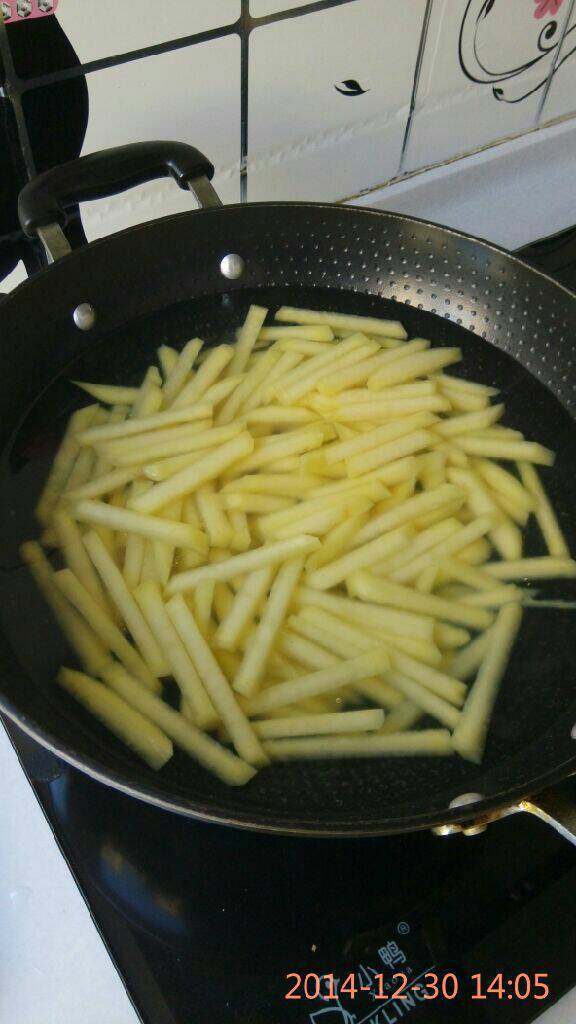 炸薯条,锅中烧热水，水开后放入土豆条煮4分钟，不要煮熟，半熟即可
