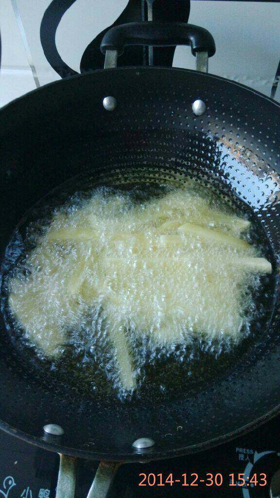 炸薯条,锅中放油，油6成热时，放入土豆条炸至金黄