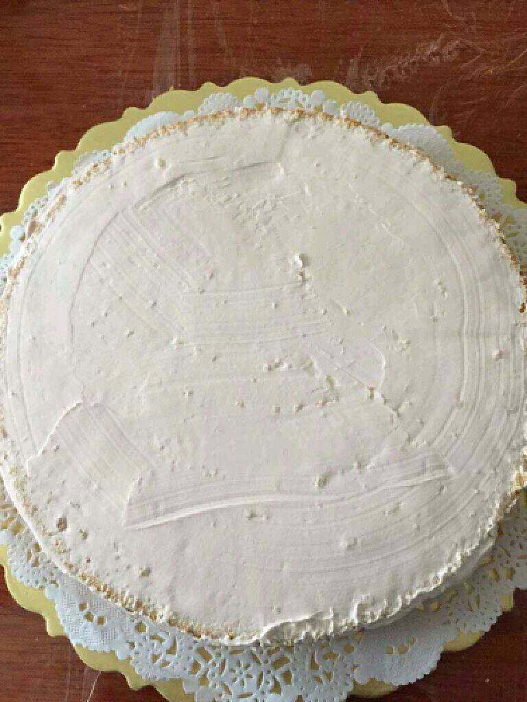自制【三层生日蛋糕】,取一块8寸蛋糕片抹上奶油。