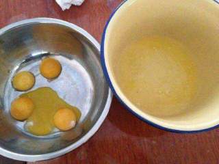 自制【紫薯蛋糕卷】,鸡蛋打在碗里蛋黄，蛋清分离。