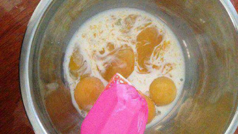 自制【紫薯蛋糕卷】,蛋黄中加入牛奶60克搅拌均匀。