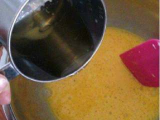 自制【紫薯蛋糕卷】,分次加入油，每次都要彻底搅拌均匀。