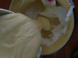 自制【紫薯蛋糕卷】,把搅拌好的面糊倒入剩下的3分之1的蛋清盆里在搅拌均匀。