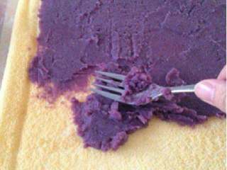 自制【紫薯蛋糕卷】,蛋糕出炉了，铺上油纸将蛋糕倒扣在新油纸上晾半凉，在抹上紫薯泥卷起来放入冰箱冷藏室定型。