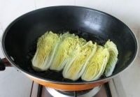 开水白菜,
放在沸水中焯至刚断生（保持原色），立即捞入冷开水中过凉

